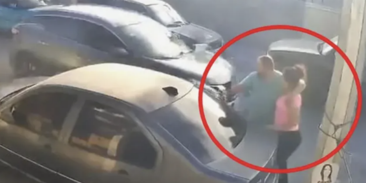 Circula un VIDEO en el que se muestra el asesinato de un ex policía de San Pedro mientras charlaba con su esposa